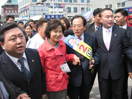 10일 목포를 방문한 추미애 선대본부장이 김홍일 의원(사진 좌측), 이상열 후보(우측)와 함께 목포역 광장으로 들어서고 있다. 